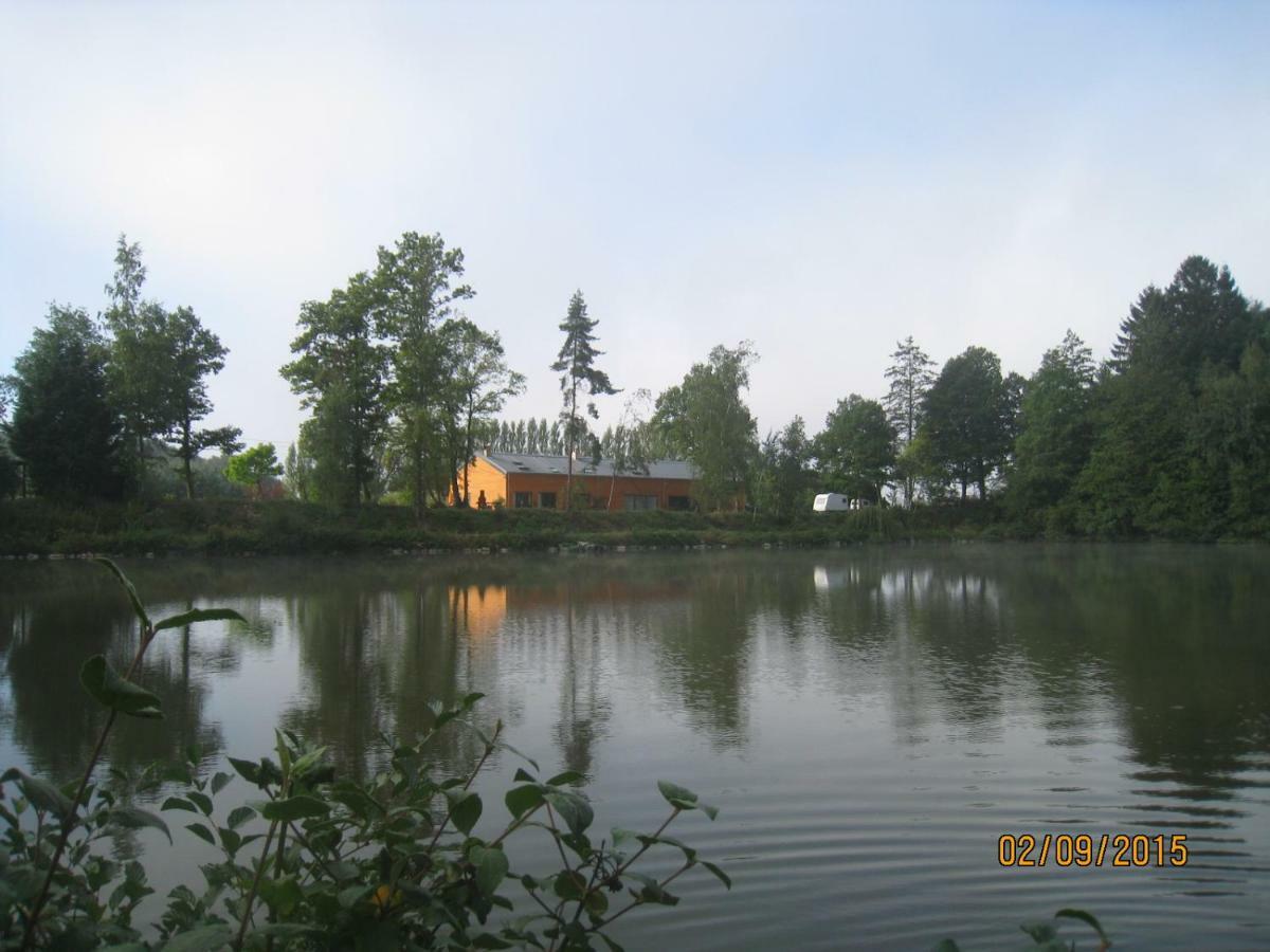 Florennes Gite Neuf 150 M2 Devant Un Grand Lac Prive De 2 Hectares Poissonneux Au Milieu Des Bois Eksteriør billede