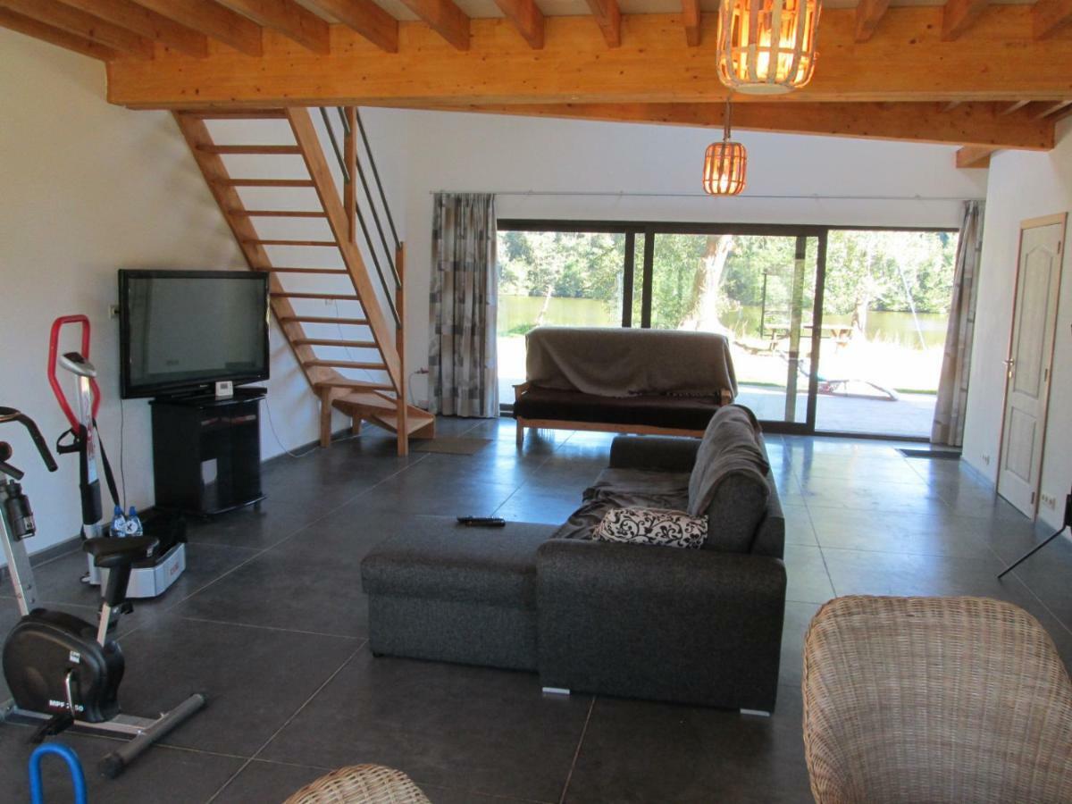 Florennes Gite Neuf 150 M2 Devant Un Grand Lac Prive De 2 Hectares Poissonneux Au Milieu Des Bois Eksteriør billede
